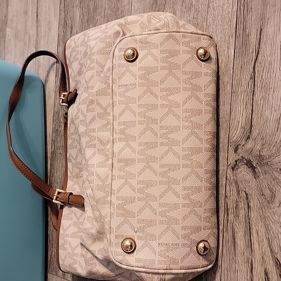 Used micheal kors purse - Picture 8 of 15